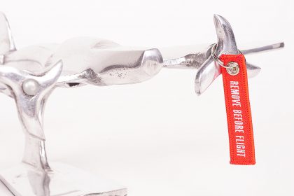 REMOVE BEFORE FLIGHT Schluesselanhaenger Flugzeug artikel-mit-logo REMOVE BEFORE FLIGHT Schluesselanhaenger Flugzeug artikel-mit-logo