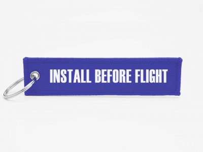 INSTALL BEFORE FLIGHT Schlüsselanhänger individuell mit Logo
